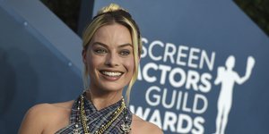 η Margot Robbie στο κόκκινο χαλί των βραβείων SAG