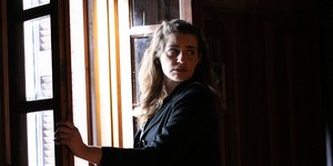 Η Μαρία Κίτσου στο ρόλο της Ελένης σε σκηνή από τις «Άγριες Μέλισσες»