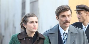 Η Μαρία Κίτσου και ο Γιάννης Στάνκογλου σε σκηνή της σειράς «Άγριες Μέλισσες»