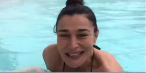 Η ατρόμητη Μαρία Ναυπλιώτου κολυμπά στην πισίνα ενώ χιονίζει 