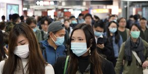 Κινέζοι πολίτες με μάσκες ενώ εξαπλώνονται τα κρούσματα του κοροναϊού