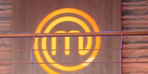 Το σήμα του Masterchef 4 μέσα στο στούντιο όπου γυρίζεται η εκπομπή