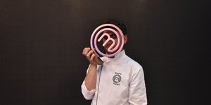 Ο Νικητής του MasterChef 3, Μανώλης Σαρρής με το τρόπαιο στο πρόσωπο