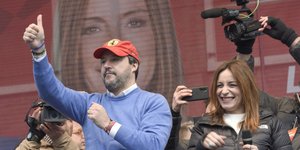 Ο ηγέτης της Λέγκα του Βορά, Ματέο Σελβίνι με καπέλο Ferrari