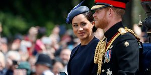 Μεγκαν Μαρκλ κοιτάζει τον Χάρι στην άμαξα