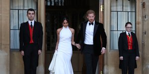 Μέγκαν Μαρκλ και πρίγκιπας Χάρι βγαίνοντας από την γαμήλια δεξίωση 