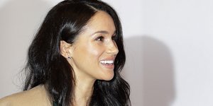 Η Μέγκαν Μαρκλ με πράσινο φόρεμα και μπεζ παλτό