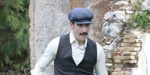 Ο ηθοποιός Γιώργος Γεροντιδάκης σε σκηνή από τις «Άγριες Μέλισσες»