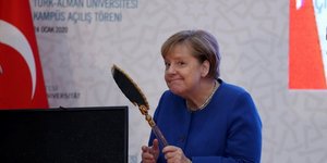 Η Ανγκελα Μέρκελ απορεί με τον καθρέπτη