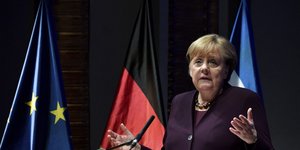 Η Άνγκελα Μέρκελ σε ομιλία της με μοβ ταγέρ