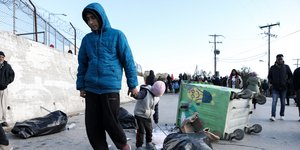 Πατέρας και παιδί πρόσφυγες στο καμπ της Μόριας στη Λέσβο