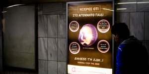 Οι αφίσες στο μετρό κατά των αμβλώσεων που προκάλεσαν αντιδράσεις