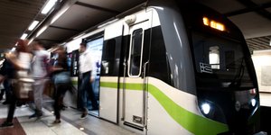 Μετρό Γραμμή 4 / Εικόνα από αποβάθρα του μετρό της Αθήνας με επιβάτες