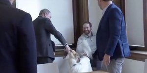 Ο περίεργος χαιρετισμός του Μπλούμπεργκ σε σκύλο