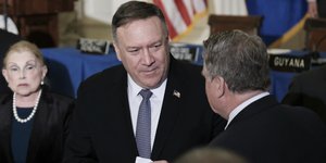 Ο Μάικ Πομπέο με μαύρο κοστούμι