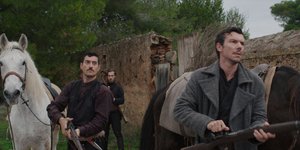 Ο Θέμης και ο Μίλτος, ήρωες της σειράς το «Κόκκινο Ποτάμι» με όπλα στα χέρια