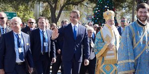 Ο Κυριάκος Μητσοτάκης περπατά με ιερείς και χαιρετάει τον κόσμο