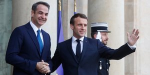Ο Κυριάκος Μητσοτάκης και ο Εμανουέλ Μακρόν στο μέγαρο των Ηλυσίων Πεδίων