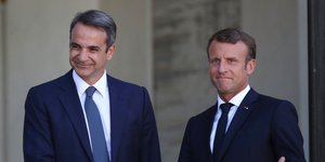 Χειραψία Μητσοτάκη Μακρόν