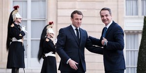 Ο Μακρόν υποδέχεται τον Κυριάκο Μητσοτάκη που χαμογελάει