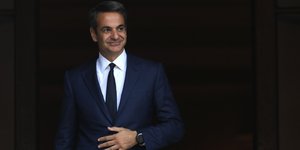 Ο Κυριάκος Μητσοτάκης χαμογελαστός στην είσοδο του Μαξίμου