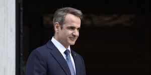 Ο Κυριάκος Μητσοτάκης στην είσοδο του μεγάρου Μαξίμου