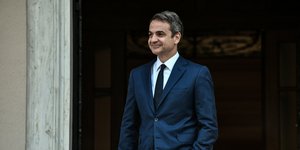 Ο Κυριάκος Μητσοτάκης με το χέρι στην τσέπη