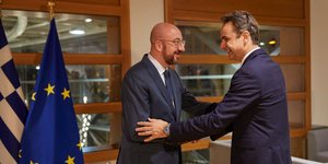 Χειραψία Μισέλ με Μητσοτάκη