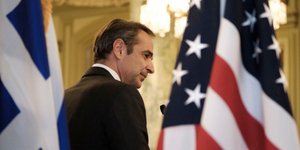 Ο Κυριάκος Μητσοτάκης ανάμεσα σε σημαίες Ελλάδας και ΗΠΑ