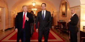 Κυριάκος Μητσοτάκης και Ντόναλντ Τραμπ περπατούν εντός του Λευκού Οίκου