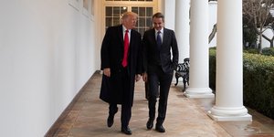 Μητσοτάκης και Τραμπ περπατούν στο Λευκό Οίκο