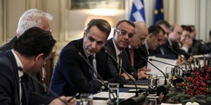 Ο Κυριάκος Μητσοτάκης συζητά στο υπουργικό συμβούλιο