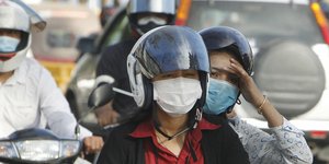 Ακόμη και στο μηχανάκι φορούν μάσκα στην Κίνα για να προστατευθούν από τον κοροναϊό