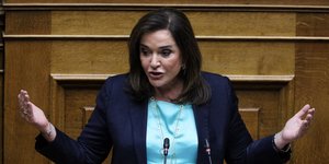 Η Ντόρα Μπακογιάννη σε ομιλία της στη Βουλή