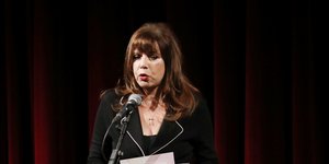 H Νάντια Μουρούζη πάνω στην σκηνή με μαύρο σύνολο 