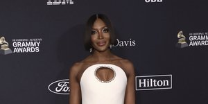 Η Ναόμι Κάμπελ με λευκό φόρεμα