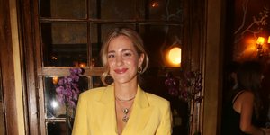 H Νατάσσα Μποφίλιου με κίτρινο κοστούμι 