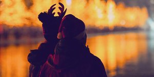 Ζευγάρι με σκουφιά στο ρεβεγιόν του Ιδρύματος Νιάρχος