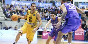 Ο Νίκος Ζήσης στο ματς Μπούργος-ΑΕΚ