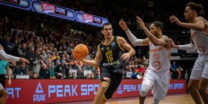 Ο Νίκος Ζήσης στο ματς της ΑΕΚ με την Ράστα Βέχτα