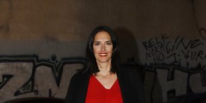 Η Νόνη Δούνια με κόκκινη μπλούζα και σακάκι