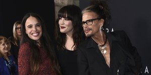 Η Τσέλσι με την αδελφή της Λιβ Τάιλερ και τον πατέρα τους Στίβεν στο κόκκινο χαλί 