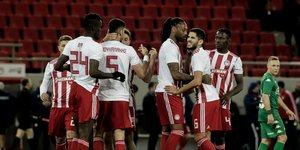 Οι παίκτες του Ολυμπιακού πανηγυρίζουν στο ματς επί του Παναθηναϊκού