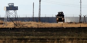 Οχημα τουρκικού στρατού μπαίνει στη Συρία