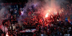 Φίλαθλοι Πανιωνίου στο γήπεδο της Νέας Σμύρνης