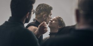 Ο Αργύρης Πανταζάρας και η Έλλη Τρίγγου στο τρέιλερ παράστασης 