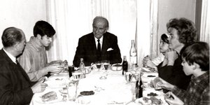 Από αριστερά: Ανδρέας Παπανδρέου, Γιώργος Παπανδρέου, Γεώργιος Παπανδρέου. Δεξιά είναι η Σοφία, η Μαργαρίτα και ο Νίκος Παπανδρέου