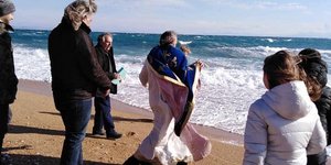Η κακοκαιρία έριξε τον παπά στη θάλασσα
