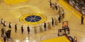 Παραδοσιακοί χοροί σε αγώνα NBA