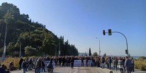 Συγκεντρωμένος κόσμος στην Πατρών-Πύργου